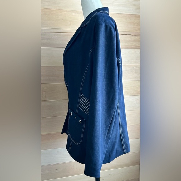 TanJay, Size 16P, dark blue blazer, with white stitching, two buttons, 2 pockets - Picture 10 of 13